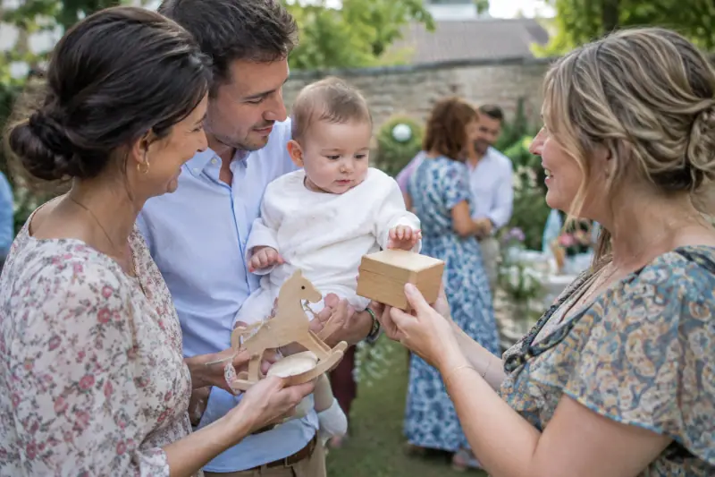 Boîte à souvenirs en bois et petit jouet offerts pour un baptême