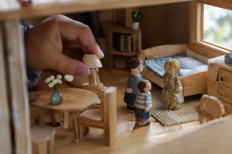 Intérieur d'une maison de poupée en bois avec ses petits meubles